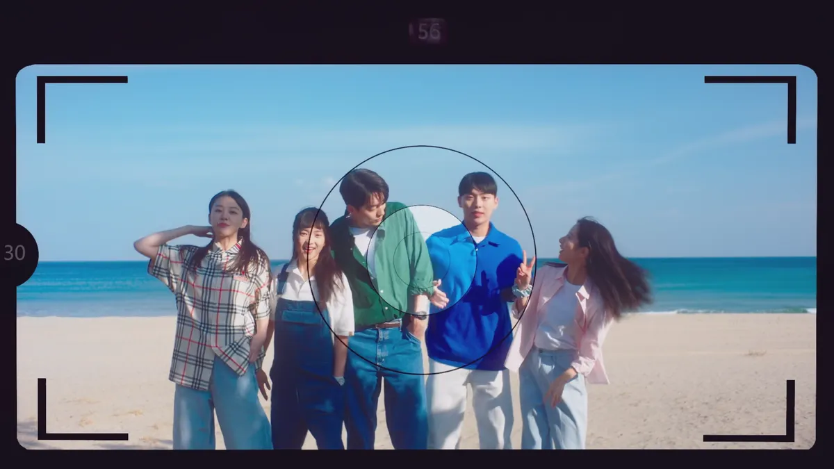 Ji Woong shoving himself in between Yi Jin and Yu Rim to take a picture with the Tae Yang Gang.