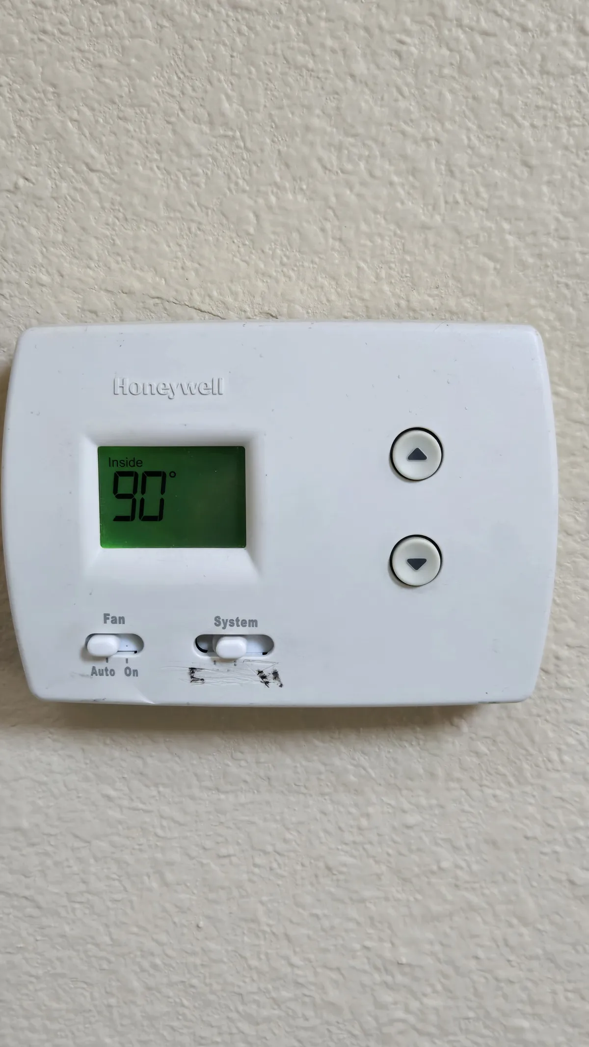 A thermostat reading 90F