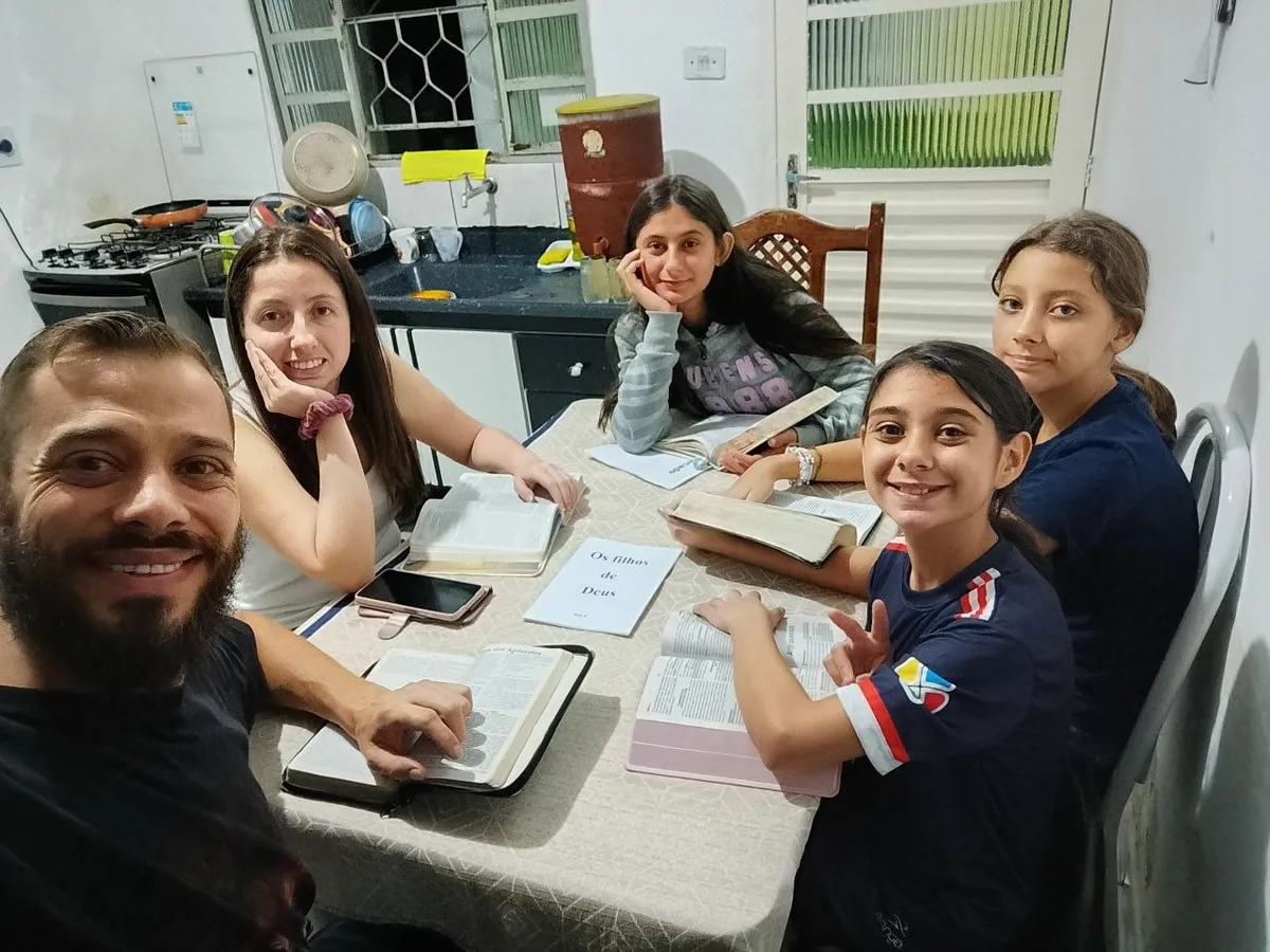2026-05-05-estudo-meninas-pedro