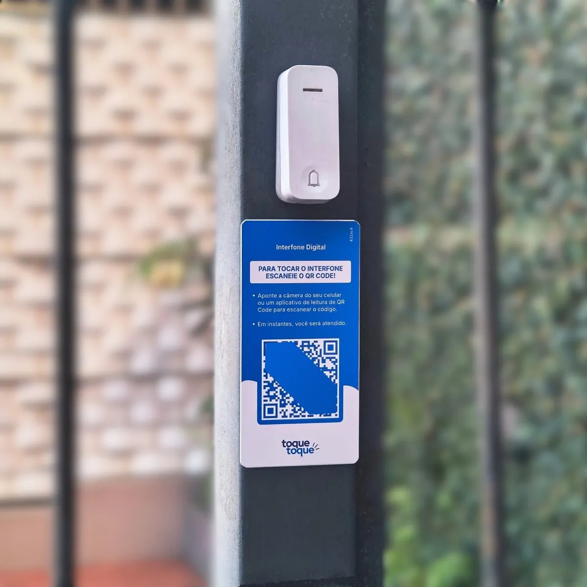 Imagem ilustrativa da plaquinha com QRCode instalado