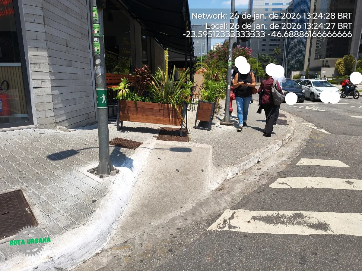 Imagem de vasos do restaurante obstruindo o acesso à rampa de acessibilidade