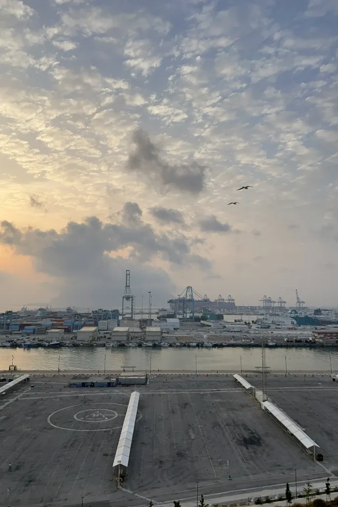 Amanecer con vistas al muelle de Algeciras y al Peñón de Gibraltar