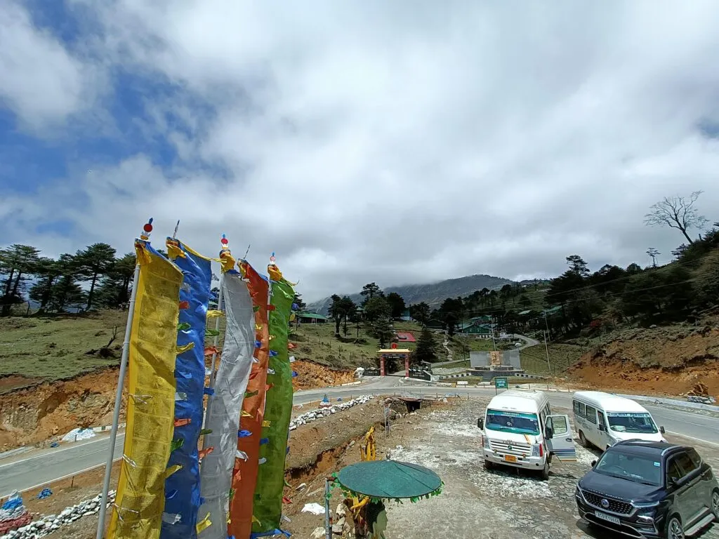 En route to Sela Pass