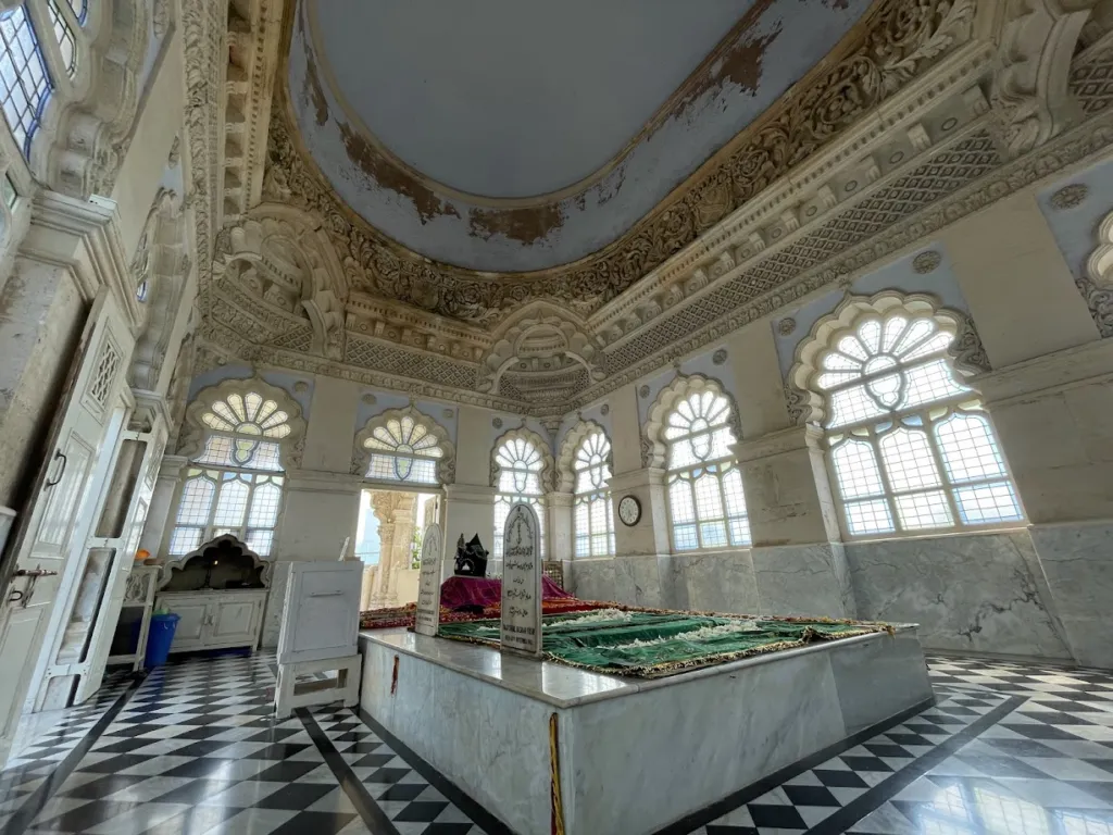 Inside the Mama Haji Ali Dargah
