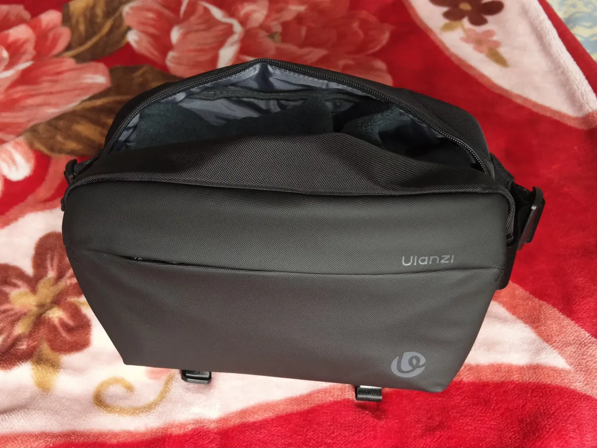 Fluffy fleece in the Ulanzi Travel Sling V2