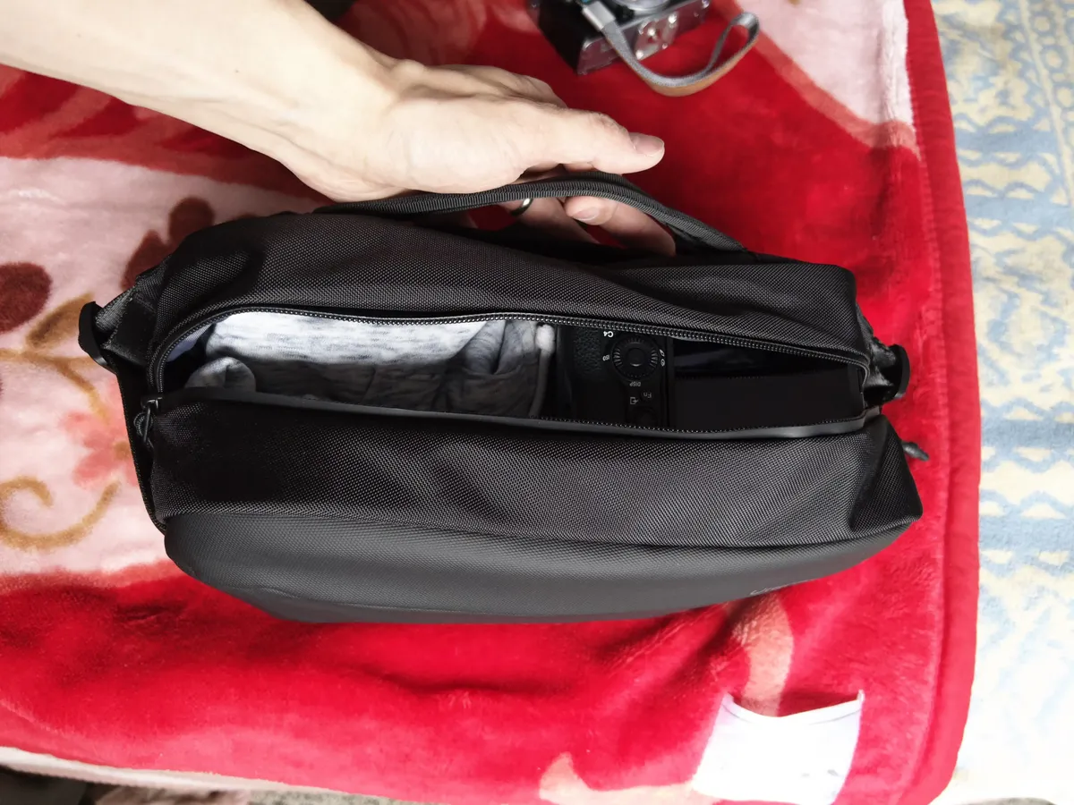 Light sweater + big camera/lens in the Ulanzi Travel Sling V2