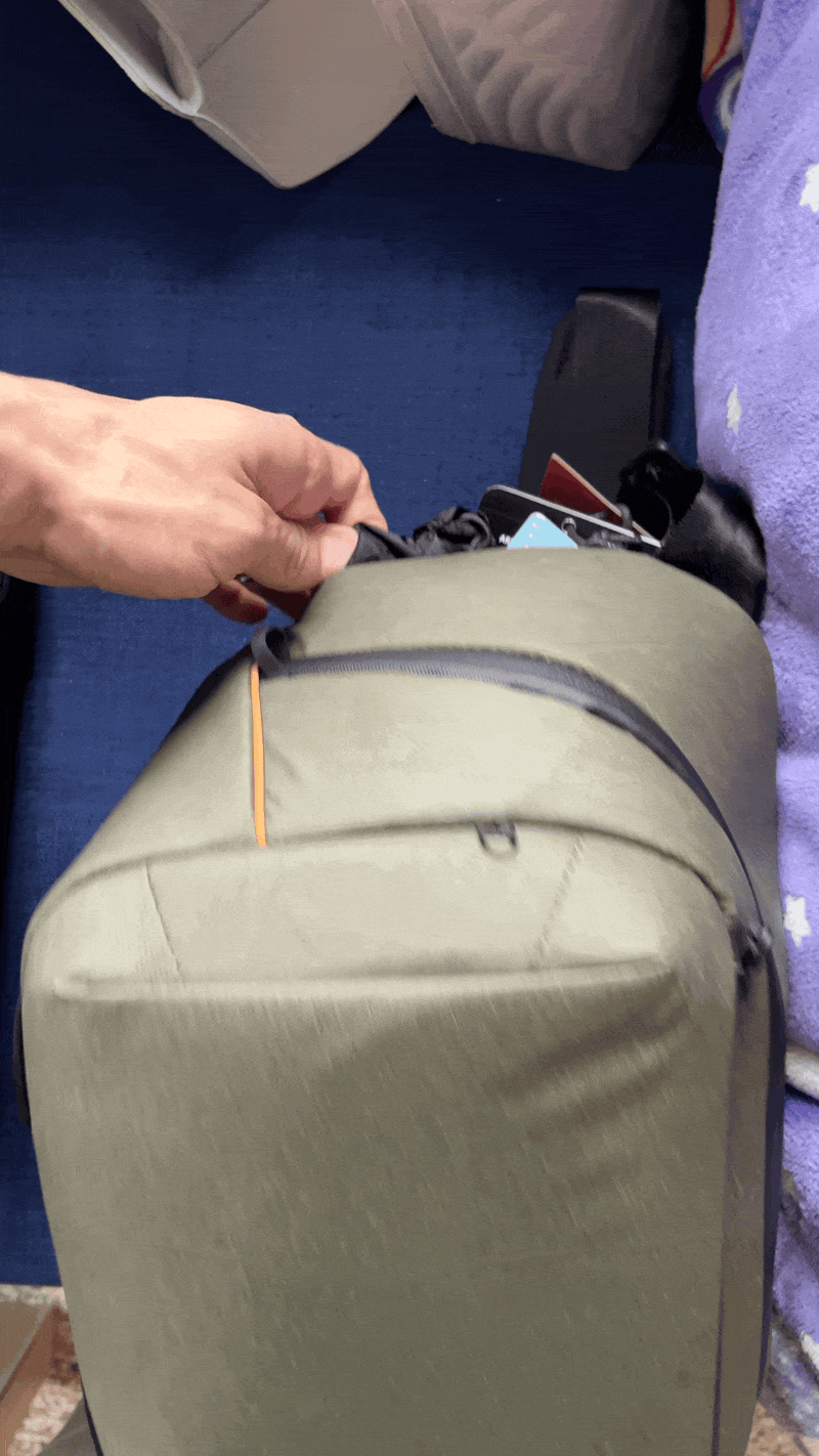 Hidden water pouch in OneGo Solo V2