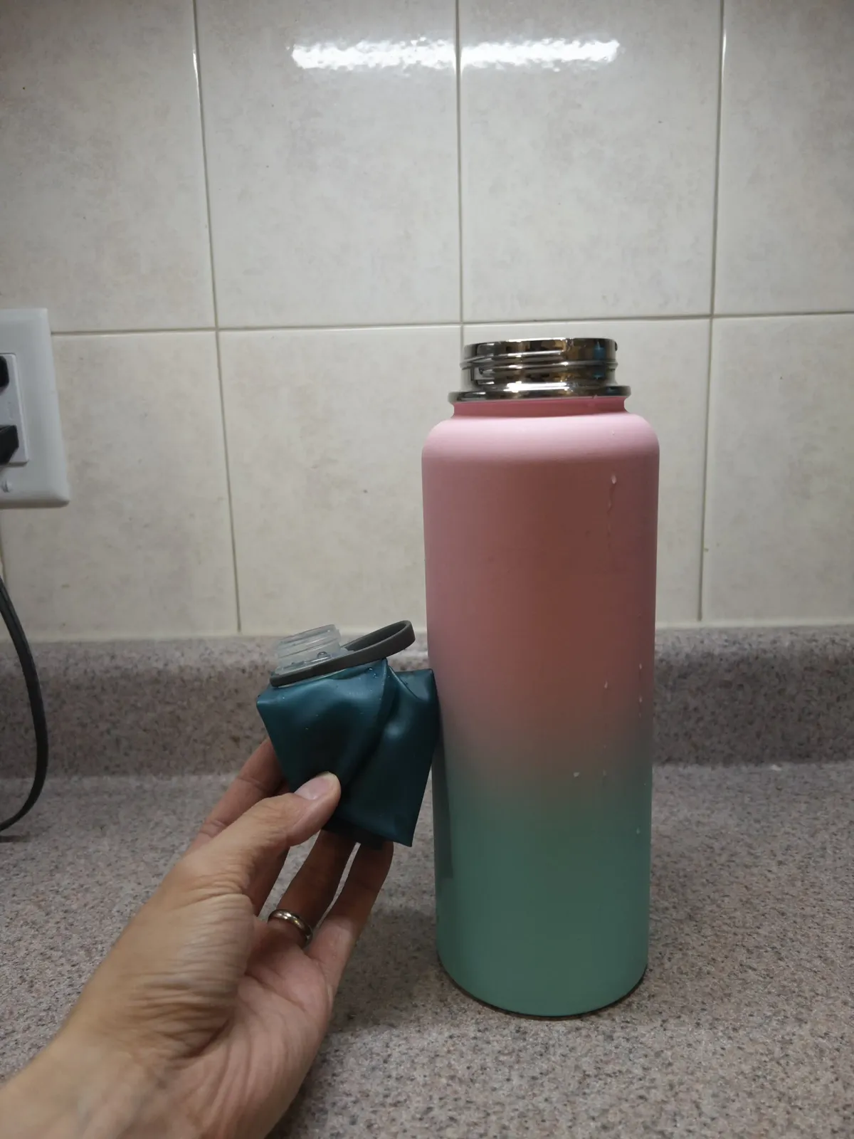 Scrunched up Stow vs 40oz water bottle