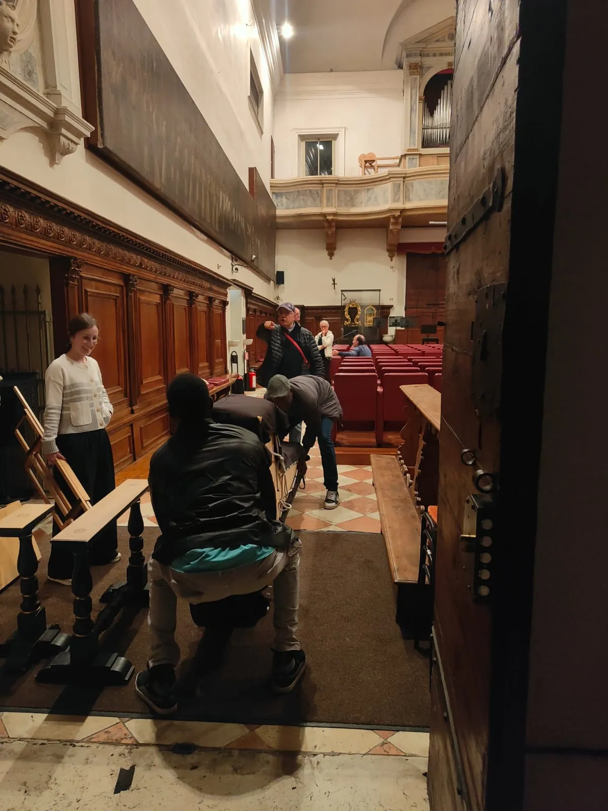 Helpers moving the cimbalo cromatico