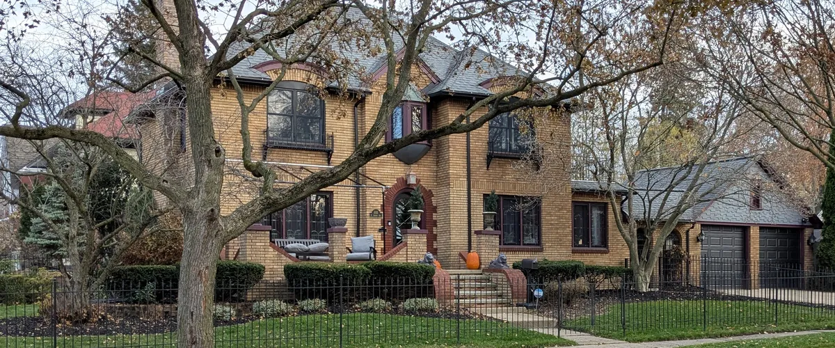 PXL_20251121_204302826