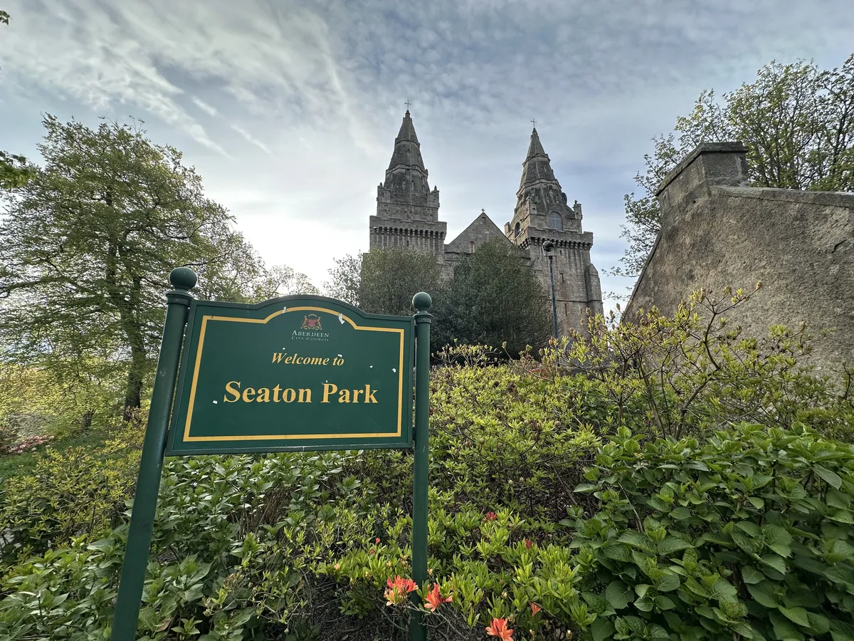 Seaton Park sign in front of the catherdral
