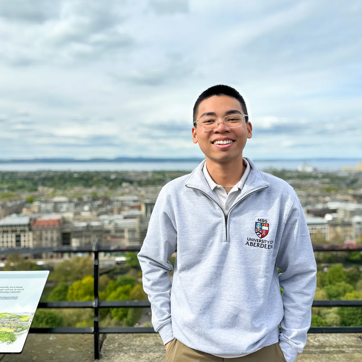 Me in Endinburgh Castle, looking down to the city of Edinburgh