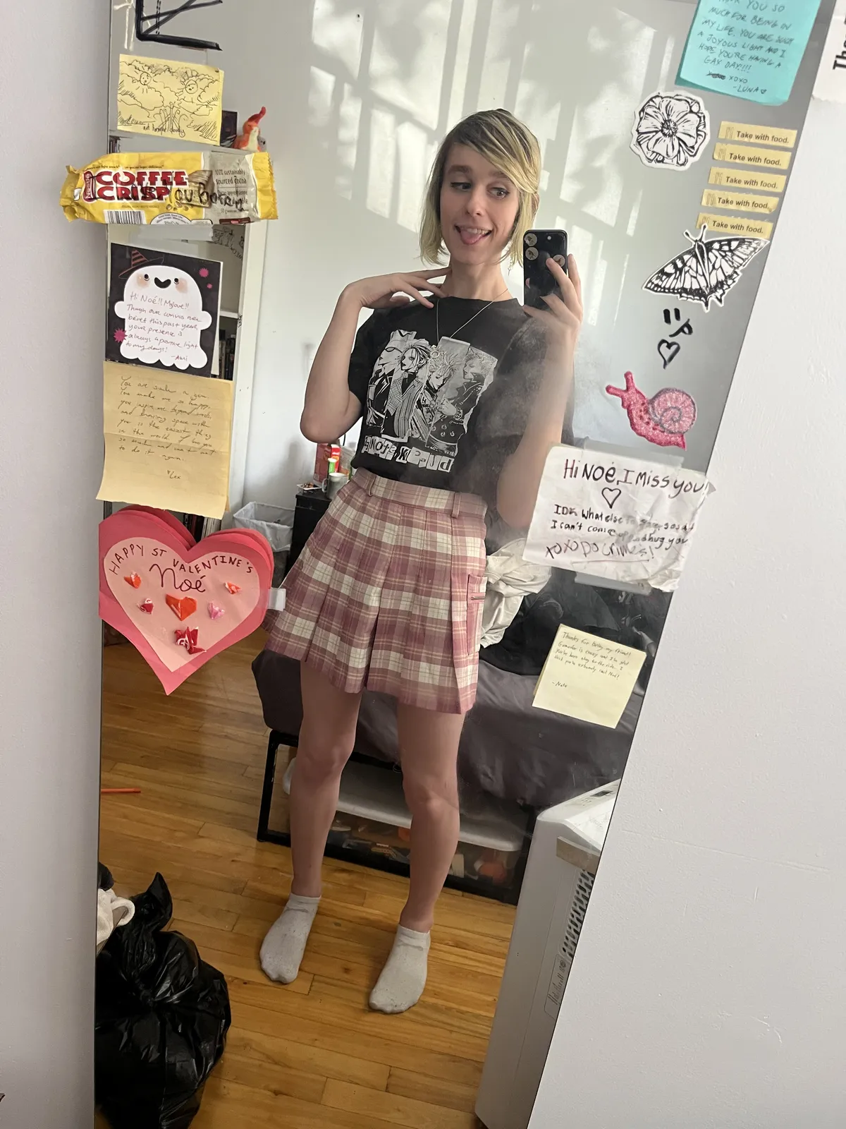 Noé making a cute pose in the mirror