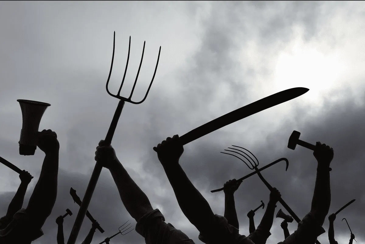 pics_angry_mob_silhouette_pitchforks_and_weapons_stormy_sky