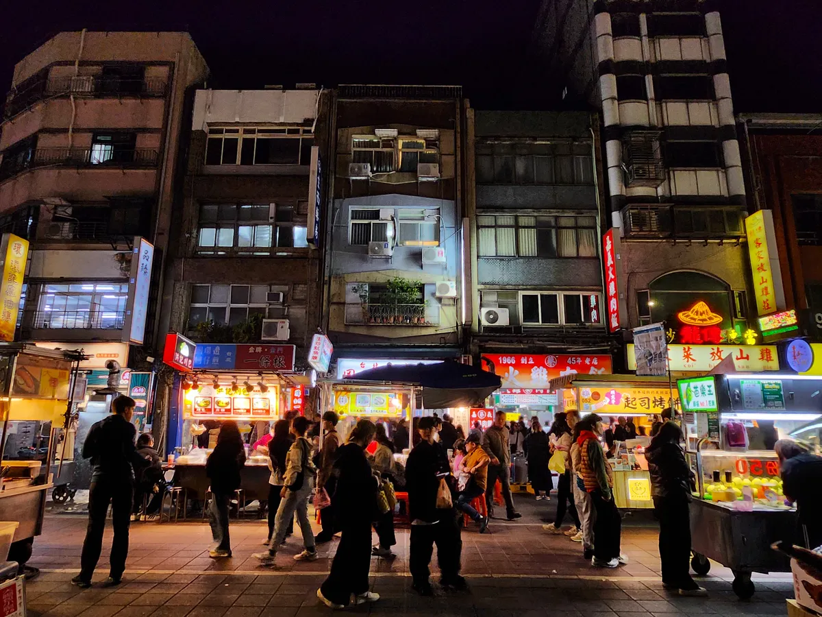 taipei night market loganletsgo