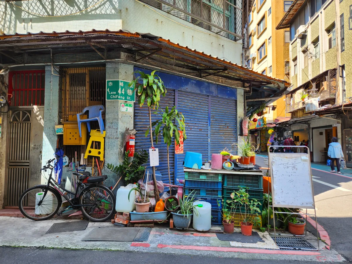 taipei street corner loganletsgo