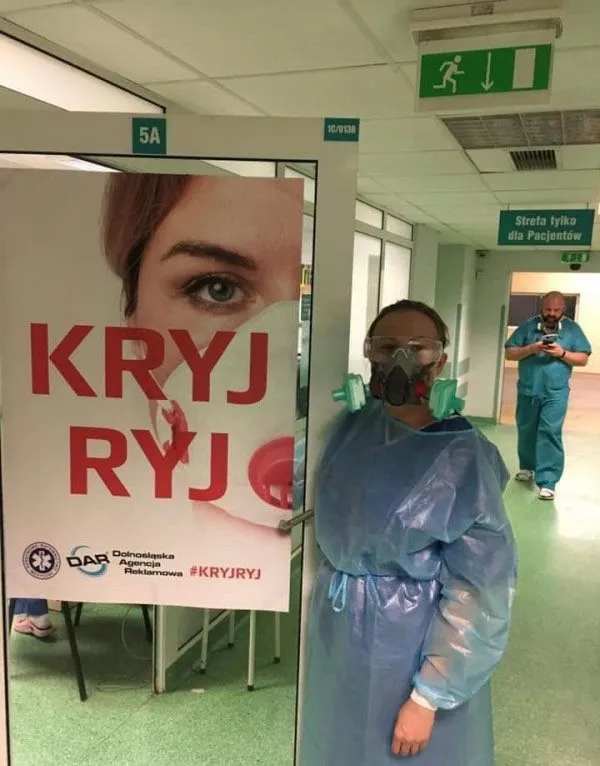 Plakat z osobą w maseczce i hasłem „Kryj ryj”