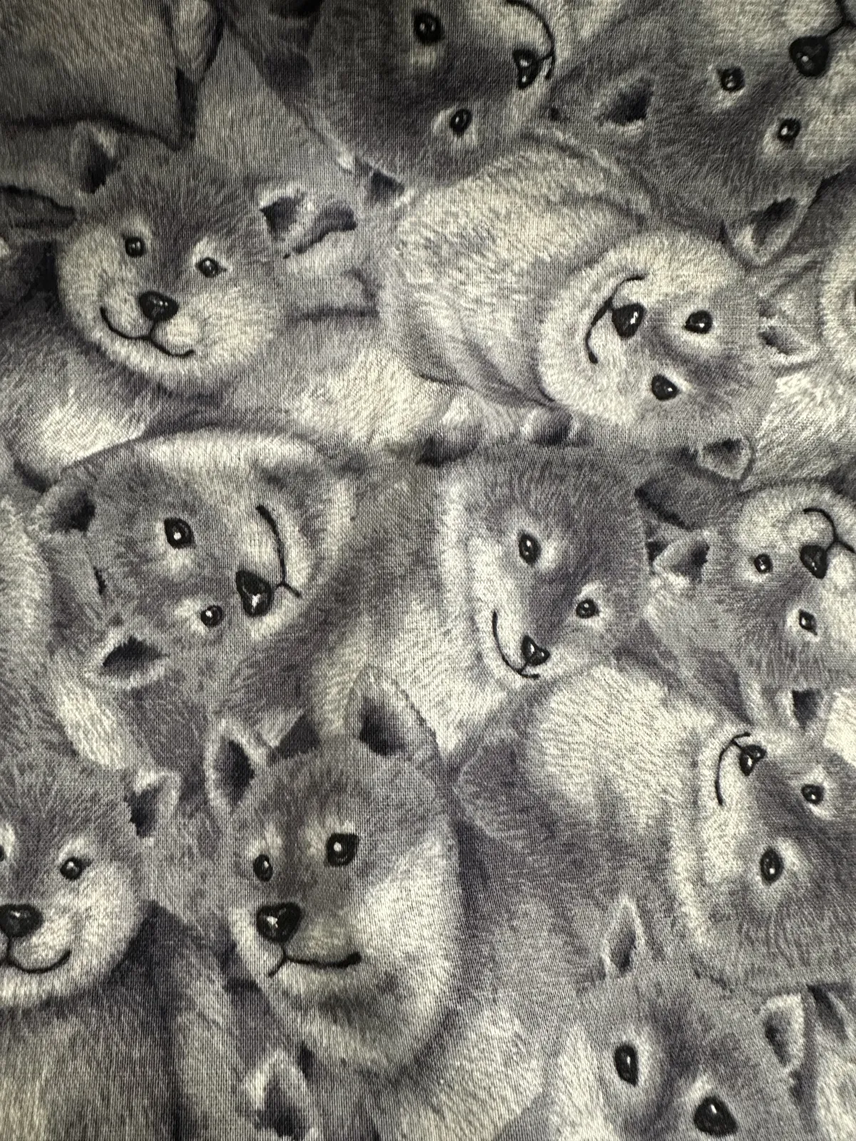 生地の写真。こちらを見つめる芝犬の顔が敷き詰められている