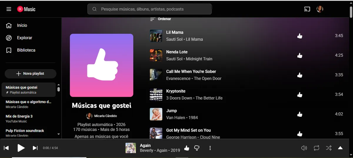 Captura de tela da interface do YouTube Music no computador, em português. Na barra lateral esquerda, estão as opções de navegação (Início, Explorar, Biblioteca) e a lista de playlists, com
