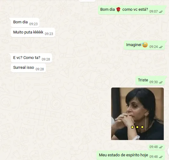 Captura de tela de uma conversa no WhatsApp, com fundo bege claro contendo rabiscos de desenhos animados. No topo, há um marcador de data 