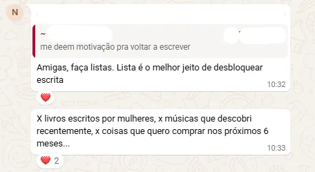 Captura de tela de uma conversa no WhatsApp, com fundo bege claro contendo rabiscos de desenhos animados. No topo, há uma mensagem citada (com trecho escurecido) que diz