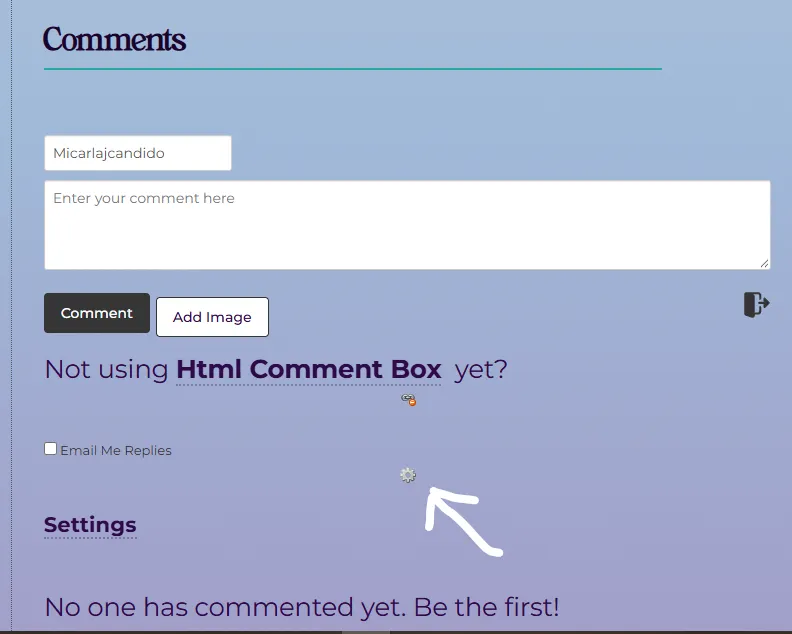 Captura de tela de uma seção de comentários com fundo azul claro. No topo, o título Comments sublinhado. Abaixo, um campo de nome preenchido com Micarlajcandido e uma caixa de texto grande com a indicação Enter your comment here. | Em seguida, os botões Comment e Add Image, com um ícone de seta à direita. | Mais abaixo, o texto Not using Html Comment Box yet? com um emoji de macaco e a opção Email Me Replies com uma caixa de seleção. | Na parte inferior, o título Settings em roxo e a mensagem No one has commented yet. Be the first!. | Uma seta branca desenhada à mão aponta para um pequeno ícone de engrenagem acima da seção Settings.