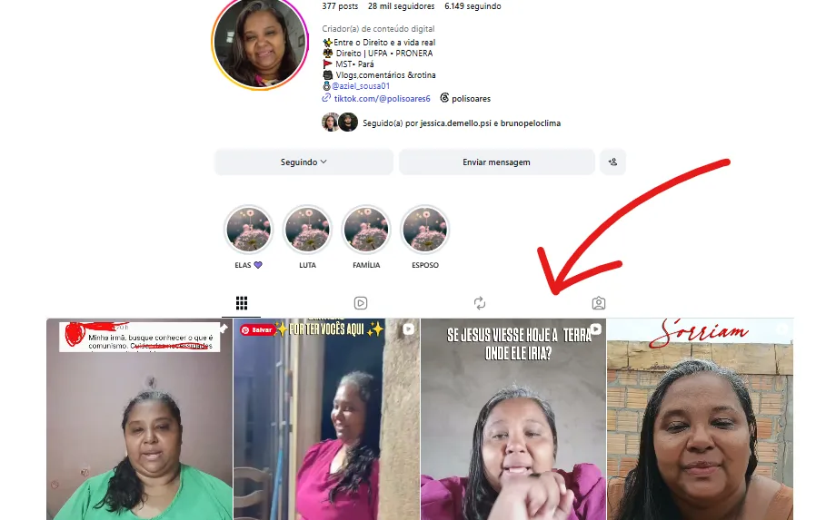 Captura de tela do perfil do Instagram de @polisoares, mostrando 377 posts, 28 mil seguidores e 6.149 seguindo. | A bio descreve Criadora de conteúdo digital com links para Linktree, Lupa e Visto Paris, além do TikTok @polisoares. | O perfil é seguido por jessica.demello.psi e brunopeloclima e possui os botões Seguindo e Enviar mensagem. | Abaixo, há destaques intitulados ELAS, LUTA, FAMÍLIA e ESPOSO. | Uma seta vermelha aponta para o ícone de marcações. | Na grade de posts, vê-se quatro imagens: uma mulher de camiseta verde com texto sobre comunismo, uma mulher de rosa com o texto Bora converter vocês aí?, uma mulher de suéter rosa com a pergunta SE JESUS VIESSE HOJE A TERRA ONDE ELE IRIA? e uma mulher de blusa laranja com a palavra S'iriam em fonte estilizada.
