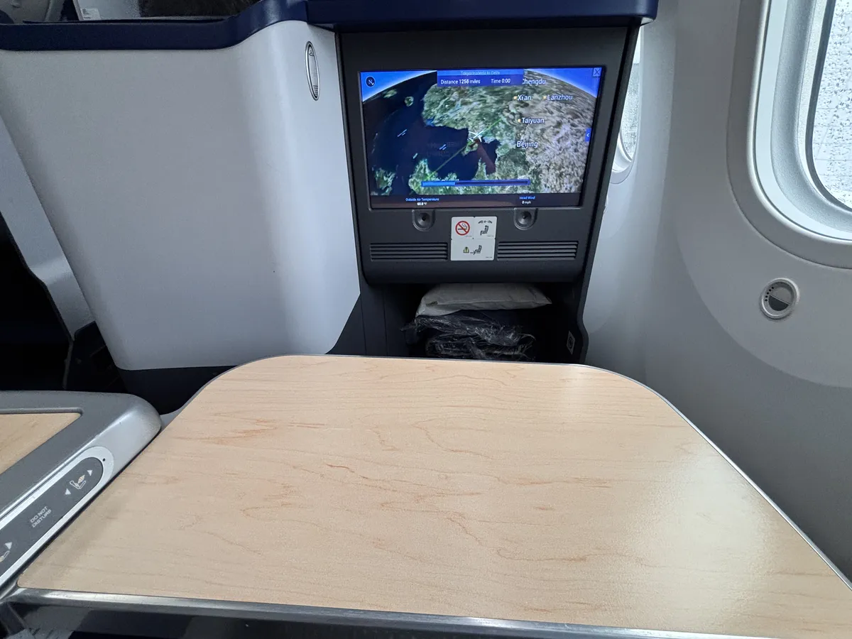 3Seat TrayTable