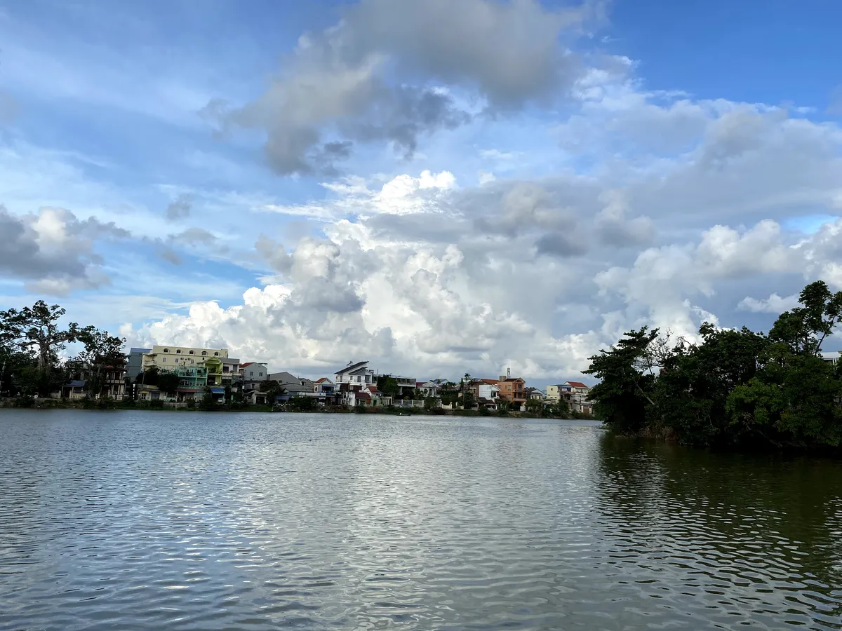 perfume river hue vietnam