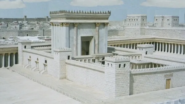 上图：大希律扩建的第二圣殿的模型，位于耶路撒冷博物馆。
