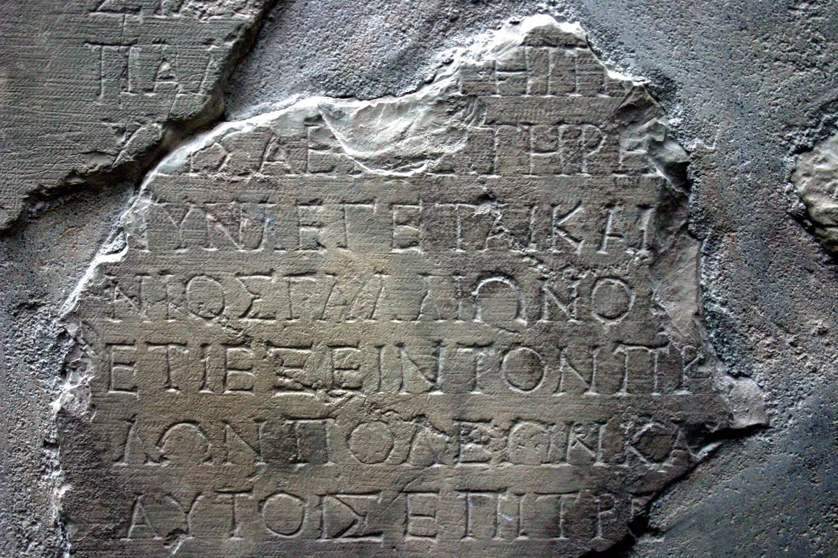 上图：在希腊德尔斐（Delphi）发现的迦流碑铭（Gallio Inscription）之第6片，从上数下第四行希腊文Gallio清晰可见。这块碑铭是罗马皇帝克劳第（Claudius）的御函，指出亚该亚方伯迦流最近报告欲复兴徳尔菲，日期是主后52年4至7月。据此可推论之前一年迦流也担任亚该亚方伯（方伯每个任期一年），因此保罗在哥林多的18个月（徒十八1-11）包括主后51年。徒十八11-16所记的方伯迦流之前没有历史资料支持，曾是圣经批判家们几个世纪来用来批判路加的热门话题，直到1905年发现了迦流碑铭，才证明路加福音的精确性。
