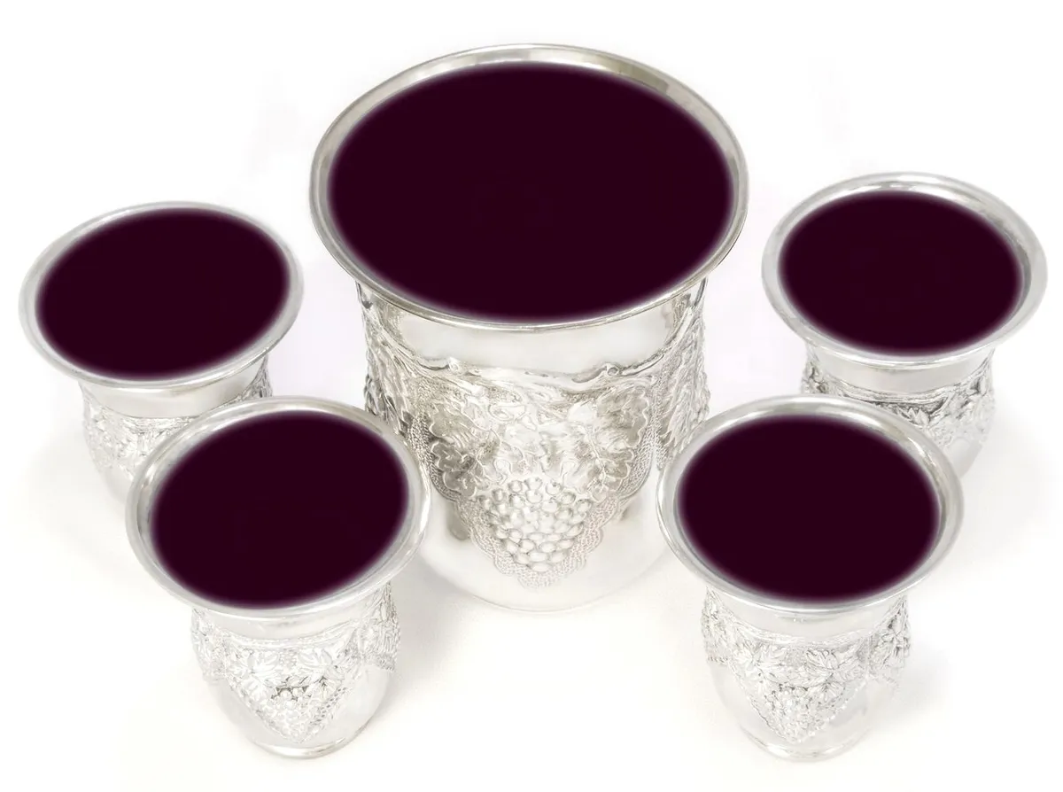 上图：在犹太人的逾越节晚餐（Passover Seder）上要喝的4个杯。这4个杯分别称为「成圣之杯」（Cup of Sanctification/Kiddush）、「释放之杯」（Cup of Deliverance）、「救恩之杯」（Cup of Redemption）、「赞美之杯」（Cup of Harrel）。中间那个大杯是「以利亚之杯」（Cup of Elijah），是给先知以利亚留着的，因为玛四5预言以利亚要在弥赛亚基督之前先来。施洗约翰就是这位基督的先锋以利亚，他很可能是在逾越节期间出生的。但犹太人没有把主耶稣当作基督来接待，所以现在他们每个逾越节晚餐还在继续等待以利亚到来。