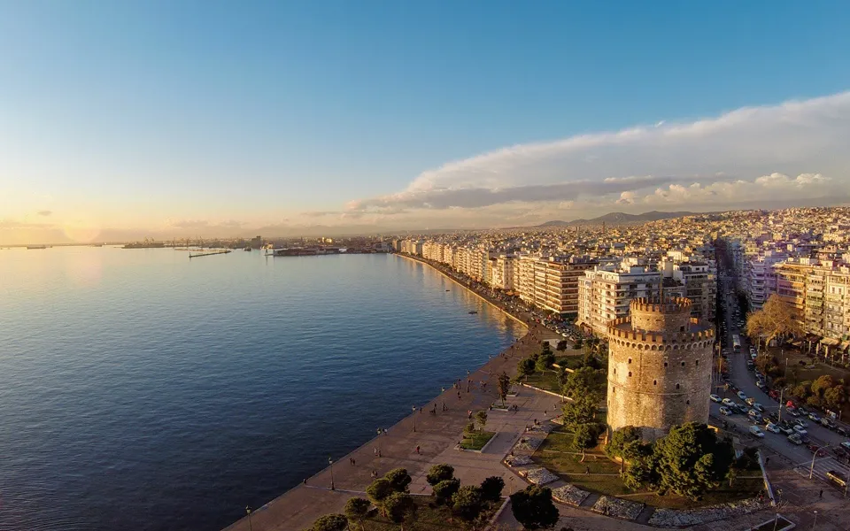 上图：现代帖撒罗尼迦（Thessaloniki）是希腊的第二大都市，人口约100万人。帖撒罗尼迦位于罗马帝国两条交通要道的交会点，一条是从意大利通往东欧的伊格那提亚大道（Via Egnatia），另一条是从多瑙河到Thermaikos湾（又名Gulf of Salonika萨隆尼卡湾）的水路，因此，帖撒罗尼迦成为一个重要的海港城市。主前146年，帖撒罗尼迦成为罗马帝国马其顿省的首府。主前42年，帖撒罗尼迦被罗马皇帝授予自治权，成为一个「自由皇城」（Free Imperial City）。