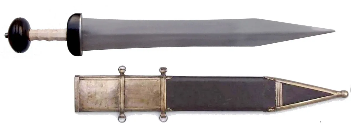 上图:新约时代罗马士兵使用的短剑Mainz Gladius,从西班牙引进。罗马军团士兵的标配是短剑、大盾、标枪和匕首。称霸千年的罗马军团采用方阵攻击战术,重步兵远距离投掷数轮标枪以后,再用短剑配合大盾近距肉搏,主要用于刺而不是砍,在密集的方阵中可以避免误伤队友。