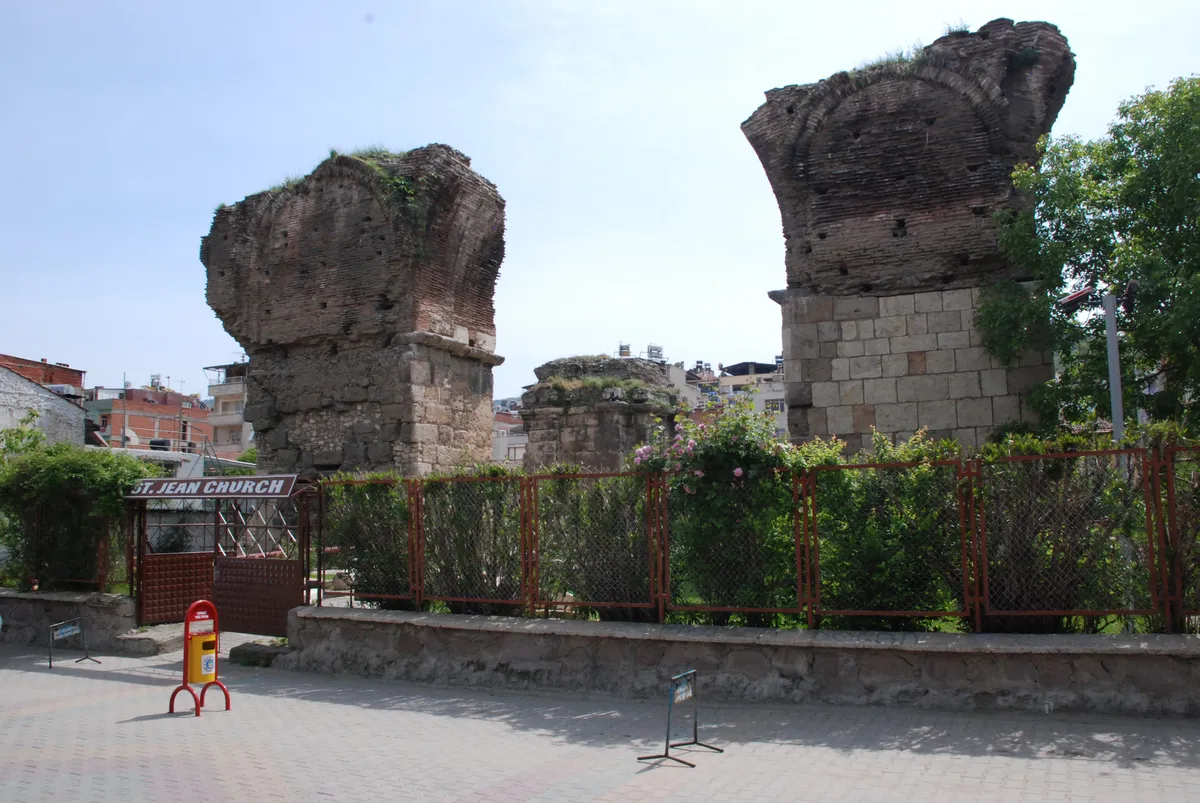上图:非拉铁非(今土耳其 Alaşehir)的主后7世纪圣约翰教堂遗址。直到现代,非拉铁非仍有教会存在。