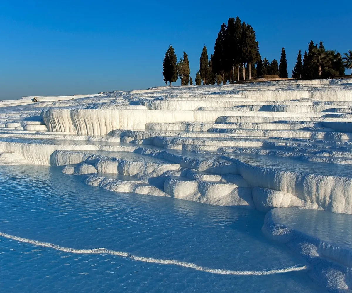 上图:老底嘉附近希拉波利斯温泉形成的棉花堡(Pamukkale)景观。