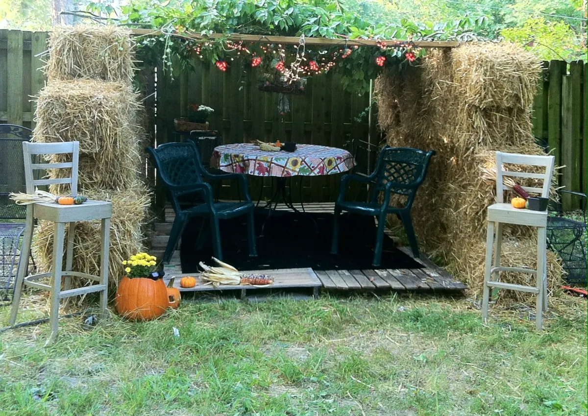 上图：犹太人所搭住棚节的棚子（Sukkah）。