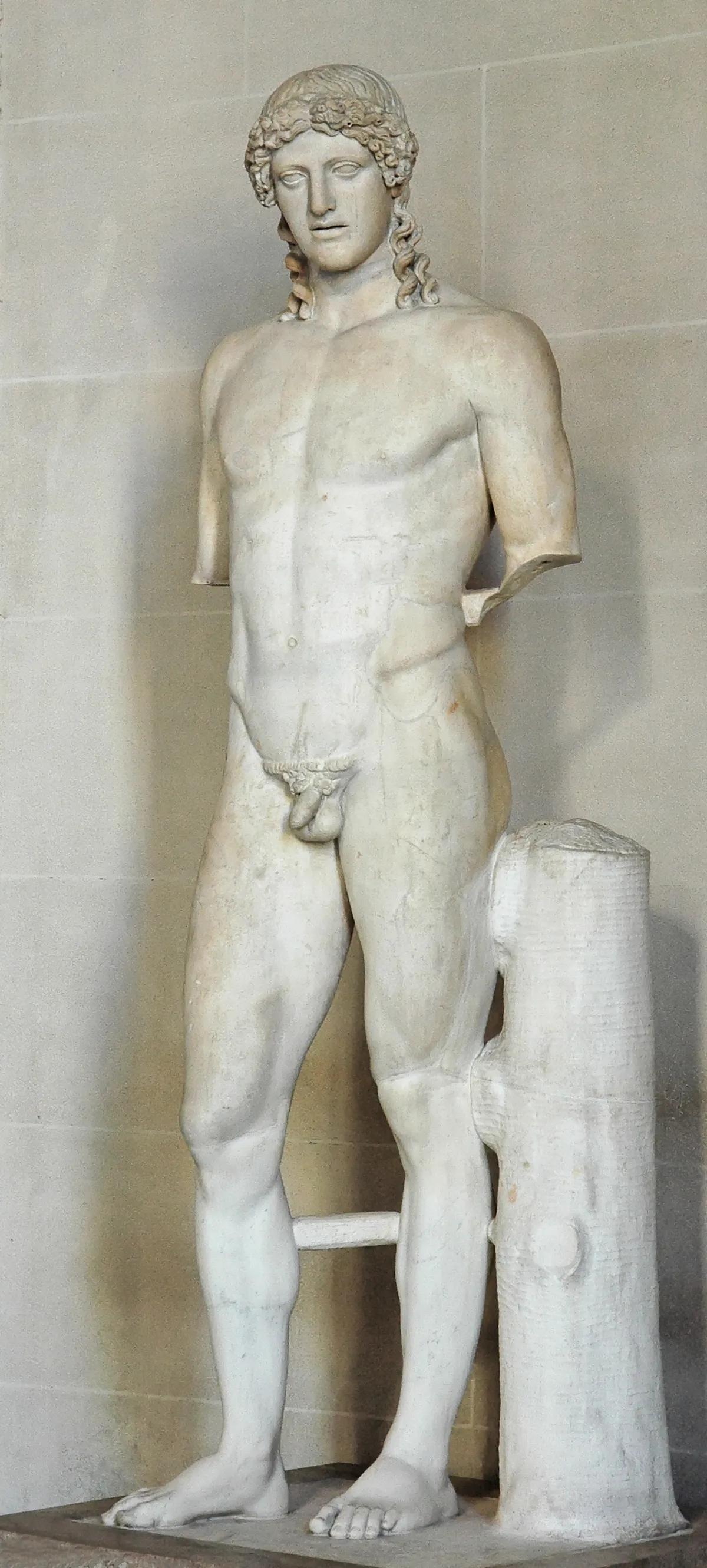 上图：被称为Apollo of Kassel的一系列阿波罗大理石像的罗马版本，1721被挖掘于意大利Paola湖附近的多米田别墅，现存于德国Kassel的Wilhelmshöhe城堡博物馆。原型是主前450年左右希腊雕刻家菲狄亚斯（Phidias）雕刻的雅典卫城蝗虫阿波罗（Apollo Parnopios Παρνόπιος）铜像，被第1-2世纪多米田时代的罗马人复制，有20多个已知的版本。启示录时代的罗马皇帝多米田热衷于崇拜阿波罗，自命是阿波罗的化身，还按蝗虫阿波罗的像铸造了硬币。阿波罗的称号Parnopios（Παρνόπιος，Parnopius ）源于 πάρνοψ，意思是蝗虫之主、蝗虫杀手。