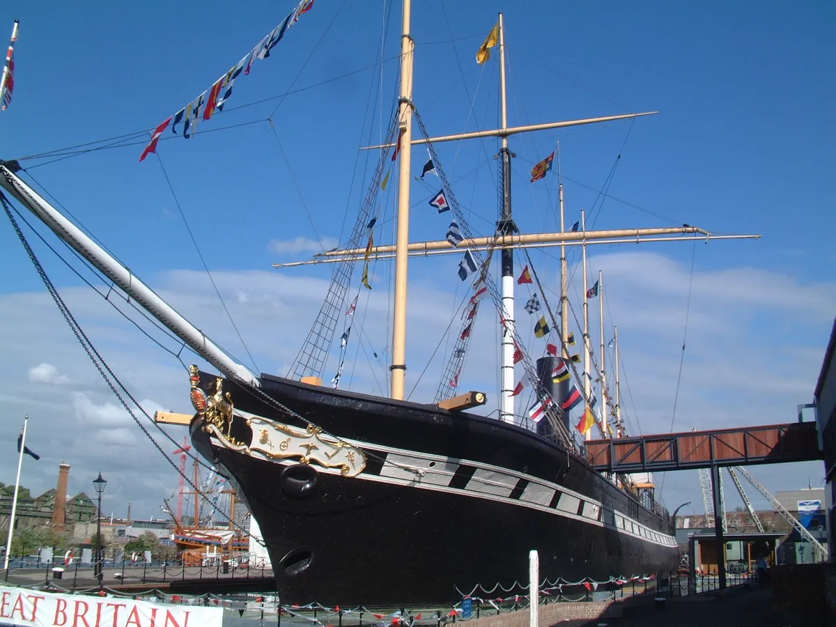 上图:停泊的布里斯托港的大不列颠号。布鲁内尔(Isambard Kingdom Brunel)(1806-1859年)是一位伟大的英国工程师,在2002年英国广播公司举办的「最伟大的100名英国人」评选中名列第二。他于1845年主持建成的第一艘横跨大西洋的蒸汽船大不列颠号(SS Great Britain),被誉为英国航海史上的一个奇迹,圆了无数欧洲人的移民梦,仅用14天就能从英国到达纽约,6周就能从英国到达澳洲。大不列颠号的长、宽、高(98×15.5×10米)比例与挪亚方舟(300x50x30肘)的比例几乎完全相同。无数的造船专家经过多次失败,才知道按照方舟的比例造船最能抵御风浪。方舟并不是为高速行驶而设计的,神所指示的尺寸是保证稳定、防止颠簸和滚动的最佳比例。