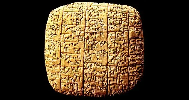 上图:主前24-22世纪的埃勃拉泥版(Ebla tablets),包括1800块完整的粘土版,1974年出土于叙利亚的Ebla。埃勃拉泥版提到有一位至高神从无到有创造了天、太阳、月亮、星星及地球,证明主前24世纪就已经存在一神信仰,并非是从多神演化到一神。埃勃拉泥版所记录的法律,也证明《申命记》中记录的律例并非后来才有的发明。