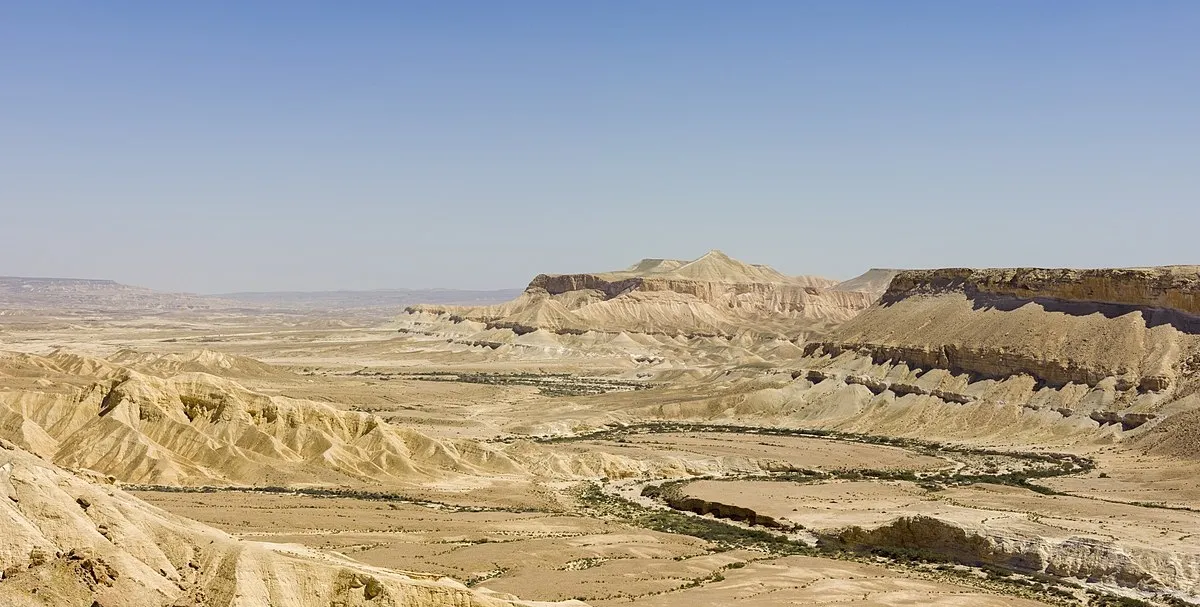 上图:南地(Negev)的Ein-Avdat谷。南地气候炎热,已发现许多古人居住的遗址。现代的南地是以色列南部的一片荒漠,占了以色列国土面积一半以上,与埃及接壤。