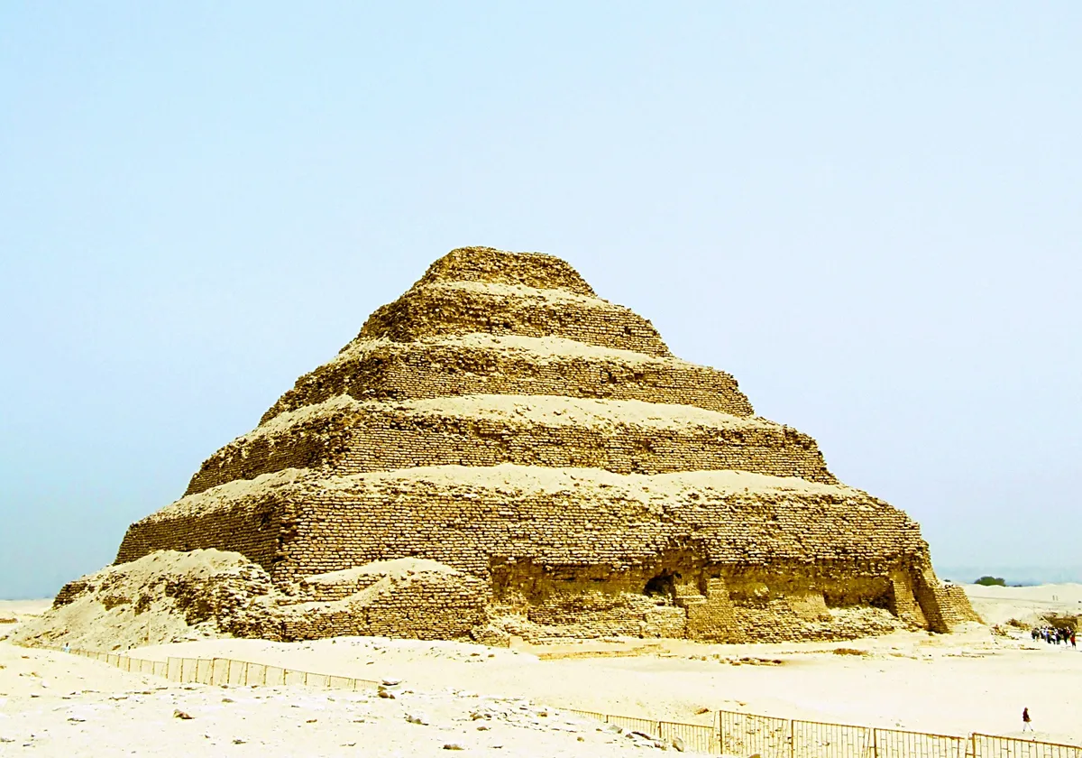 上图:左塞尔金字塔(Pyramid of Djoser),约建于主前2667-2648年的古埃及第三王朝时期。左塞尔金字塔是埃及的第一座金字塔,高62米,底边为109米×125米,外部是白色抛光石灰石。这样一个庞大而精心雕琢的石造建筑,需要巨大的人力、物力和国家对资源的控制、管理能力。这表明亚伯兰到达埃及之前约600年,埃及的文明已经相当繁荣。