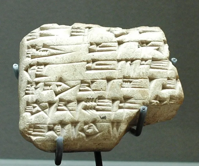 上图:主前18世纪的马里文献(Mari Letters),出土于幼发拉底河中部的马里,现存于卢浮宫。马里文献包括用阿卡德楔形文字写成的两万块泥板文书,对研究亚伯拉罕、以撒、雅各时代的美索不达米亚历史、文化和日常生活非常有价值。马里文献证明:1、拿鹤城(创二十四10)和哈兰城(创十一31)的存在。2、当时的人使用挪亚、亚伯兰、拉班、雅各这样的名字。3、创世记提到的收养、继承习俗。4、立约时在切开的牲畜之间走过。