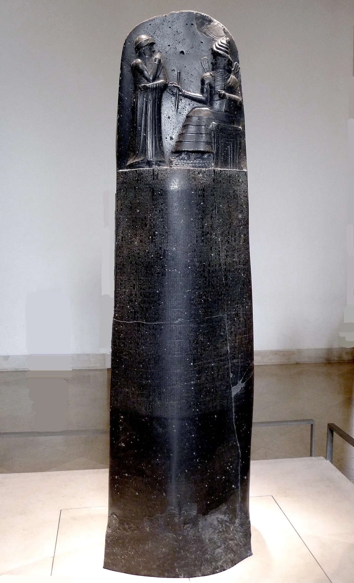 上图:汉谟拉比法典(Code of Hammurabi),是古巴比伦国王汉谟拉比(Hammurabi)约于主前1754年颁布的一部法律,是现存最早的一部比较系统的法典,用阿卡德楔形文字刻在一根黑色的玄武岩圆柱上,上端有汉谟拉比从太阳神沙玛什(Shamash)手中接过权杖的浮雕,现存于卢浮宫。法典收录了282条条文,范畴包括诉讼手续、损害赔偿、租佃关系、债权债务、财产继承、处罚奴隶等。汉谟拉比法典记录关于妻子不能生育的条文如下:145. 如果妻子不能生孩子,丈夫可以主动娶第二个妻子,但第二个妻子不允许与第一个妻子平等。146. 如果妻子不能生孩子,她把自己的婢女给丈夫作妻子并生了孩子,婢女就和第一个妻子平等,男主人不可卖她,但可以继续保留她作婢女。147. 如果婢女没能生育孩子,则她的女主人可以卖掉她。