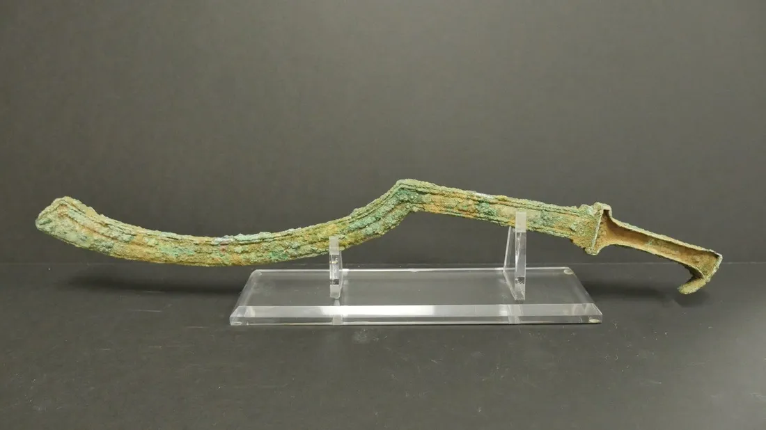 上图：耶路撒冷附近出土的主前1500年的牛腿刀（Khopesh），长58厘米，主前2500-1300年在埃及和迦南地流行，早期用青铜制作，后期用铁制作。牛腿刀的形状像牛腿，适合劈砍，是中王国和新王国时期埃及军队的标志性装备，以色列人征服迦南时也使用这种刀。