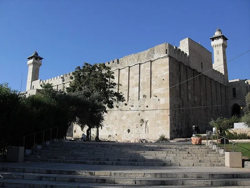 上图：麦比拉洞（Cave of Machpelah），又名列祖之洞（Cave of the Patriarchs），位于希律王时代的犹太建筑改建而成的易卜拉欣清真寺下方，在希伯仑旧城中心。圣经和古兰经都提到，该洞及周围是亚伯拉罕所购买的一块家族坟地（创二十三17-19）。