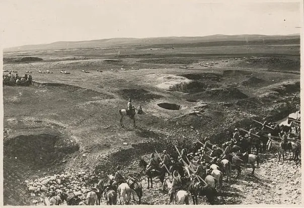 上图：在第一次世界大战的别是巴战役（Battle of Beersheba）中，德国司令统帅的奥斯曼土耳其帝国军队在别是巴修筑战壕抵挡英军埃及远征军。别是巴是加沙和耶路撒冷的屏障，南面和东面都是沙漠，48小时路程之内没有水源，只有别是巴有足够的水井。除非英军能迅速夺取这些水井，否则土耳其人就会毁掉它们，迫使英军因缺水而撤退。