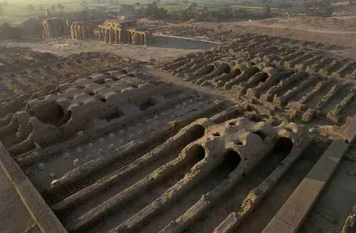上图：主前13世纪古埃及拉美西姆（Ramesseum）遗址的粮仓。