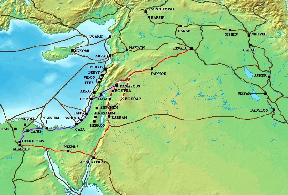 上图：古代大马士革和与埃及之间的商道，紫色是「沿海的路」（The Via Maris），红色是「王道」（The King’s Highway）。约瑟被卖到埃及走的是「沿海的路」（赛九1），以色列人出埃及进迦南最后一段走的是「王道」（民二十17；二十一22）。贸易是古代中东各大文化的重要部分，商旅根据各地的地形、政治状况和潜在市场长期走出的路线称为贸易商道（Trade Routes），商道沿线的城市为商人们提供保护、资源和市场。 埃及与大马士革之间的第一条主要商道被称为「沿海的路」，由尼罗河畔的孟斐斯（Memphis）开始，向东横过西奈半岛北部，再转北行经迦南的沿海平原，然后向东经过米吉多、耶斯列谷、夏琐，最后向东北通往大马士革，接上美索不达米亚的贸易主干道。 另一条主要商道名叫「王道」。从阿拉伯北上的商旅走这条路，在红海港口以旬迦别走约旦高原，经过以东、摩押、亚扪，在大马士革与主干道会合。