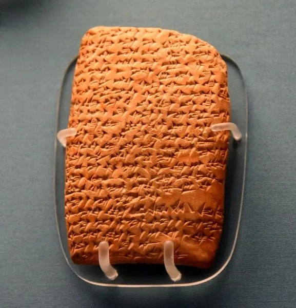 上图：埃及阿马尔奈文书（Amarna letters）是一批刻在泥板上的书信，以楔形文字写成，大部分是主前16-11世纪古埃及新王国时期的外交书信。其中一些信中多次提到诸侯「七次又七次地用背和胃向法老俯伏」。